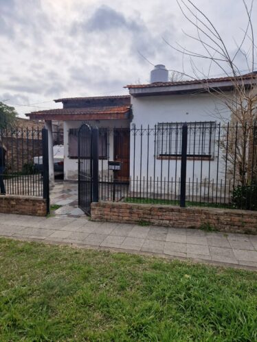 Casa Claypole a 2 cuadras de la estación